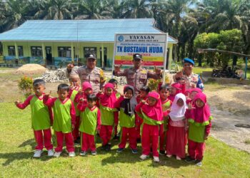 Polsek Ukui Tanamkan Nilai Cinta Lingkungan Sejak Dini Lewat Program Green Policing