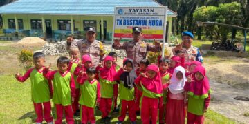 Polsek Ukui Tanamkan Nilai Cinta Lingkungan Sejak Dini Lewat Program Green Policing