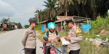 Patroli Polsek Kerumutan Sosialisasikan Larangan Bakar Lahan di Daerah Rawan Karhutla