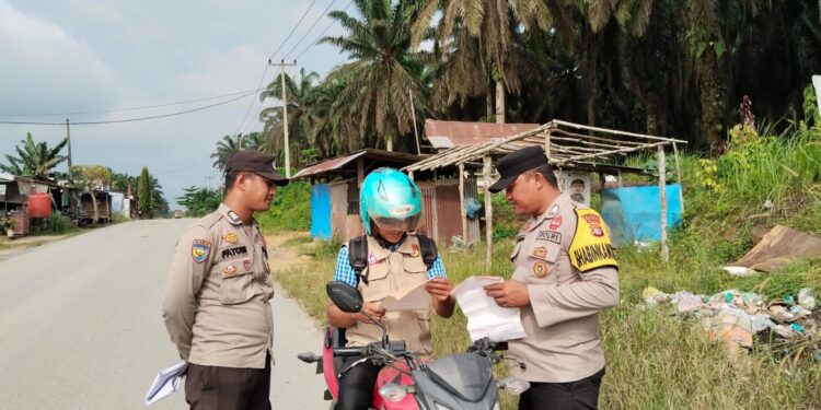 Patroli Polsek Kerumutan Sosialisasikan Larangan Bakar Lahan di Daerah Rawan Karhutla
