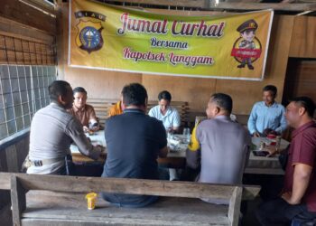 Polsek Langgam Gelar Jumat Curhat, Warga Apresiasi Kehadiran Polisi di Tengah Masyarakat