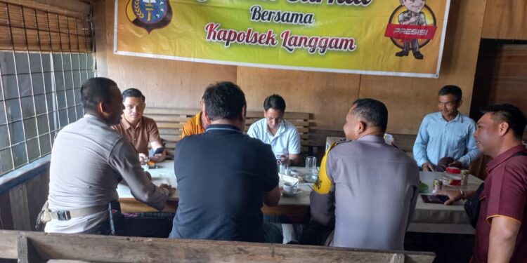 Polsek Langgam Gelar Jumat Curhat, Warga Apresiasi Kehadiran Polisi di Tengah Masyarakat