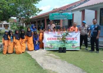 Polisi Turun ke Sekolah, Tanam Pohon Kengkeng dan Matoa di SDN 013 Kerumutan