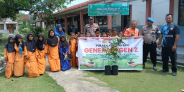 Polisi Turun ke Sekolah, Tanam Pohon Kengkeng dan Matoa di SDN 013 Kerumutan