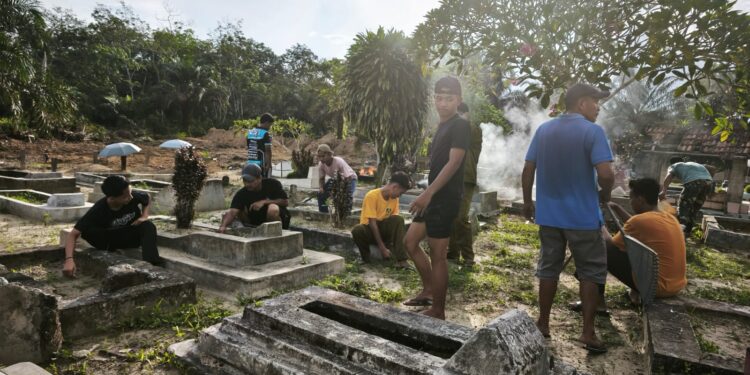 Polsek Kerumutan dan Warga Gelar Kerja Bakti di Empat Makam, Wujudkan Cooling System Jumat Berkah