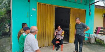 Bhabinkamtibmas Pangkalan Kerinci Sambangi Tokoh Masyarakat, Ajak Warga Aktif Jaga Keamanan dan Cegah Karhutla