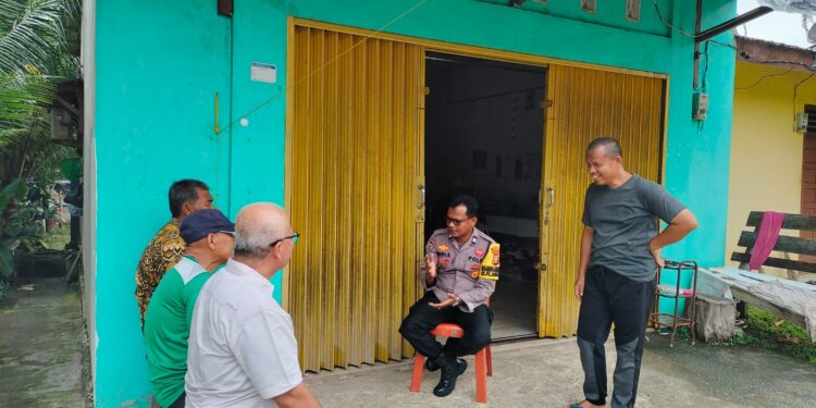 Bhabinkamtibmas Pangkalan Kerinci Sambangi Tokoh Masyarakat, Ajak Warga Aktif Jaga Keamanan dan Cegah Karhutla