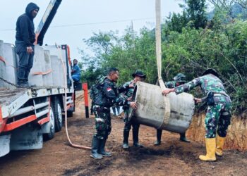 Satgas TMMD Ke 126 Bersama Warga Kute Keramil Kompak Turunkan Gorong-Gorong Untuk Drainase