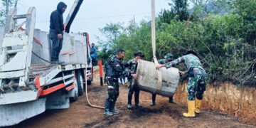 Satgas TMMD Ke 126 Bersama Warga Kute Keramil Kompak Turunkan Gorong-Gorong Untuk Drainase