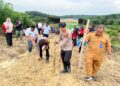 Polsek Ukui Dukung Swasembada Pangan Lewat Penanaman Jagung Serentak di Lahan Kelompok Tani Barokah