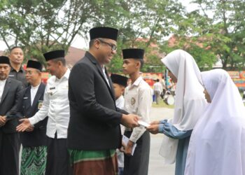 Kapolres Kampar: Santri Garda Terdepan Mengawal Indonesia! Hadiri Upacara HSN, Ajak Santri Terus Berkontribusi untuk Bangsa!”