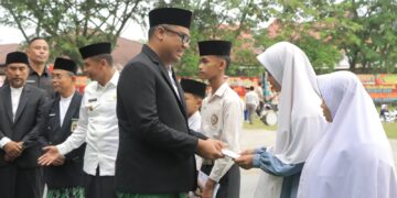 Kapolres Kampar: Santri Garda Terdepan Mengawal Indonesia! Hadiri Upacara HSN, Ajak Santri Terus Berkontribusi untuk Bangsa!”