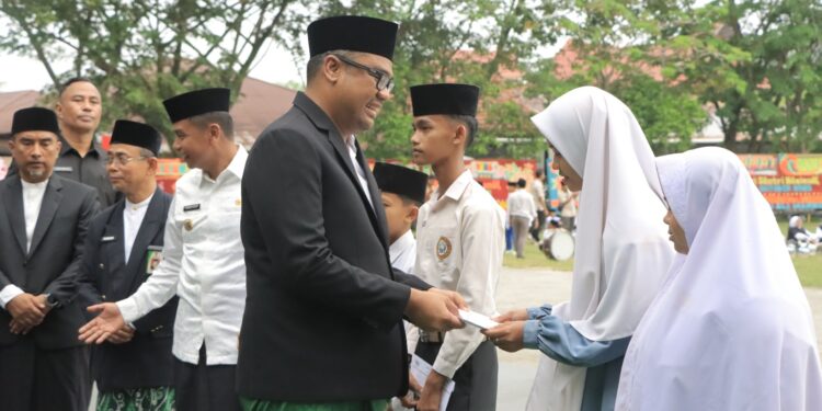 Kapolres Kampar: Santri Garda Terdepan Mengawal Indonesia! Hadiri Upacara HSN, Ajak Santri Terus Berkontribusi untuk Bangsa!”