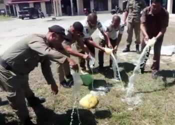 Satpol PP-WH Aceh Singkil Musnahkan Barang Bukti 10 Teko Tuak