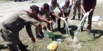 Satpol PP-WH Aceh Singkil Musnahkan Barang Bukti 10 Teko Tuak