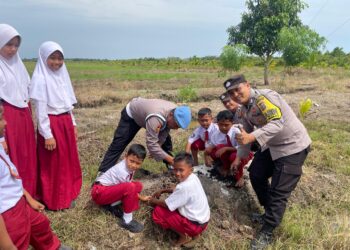 Polsek Kuala Kampar Tanam Pohon dan Edukasi Green Policing di Sekolah Dasar