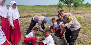 Polsek Kuala Kampar Tanam Pohon dan Edukasi Green Policing di Sekolah Dasar