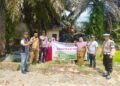 Polsek Langgam Tanam Pohon di SDN 012 Desa Tambak Dukung Program Penghijauan Kapolda Riau