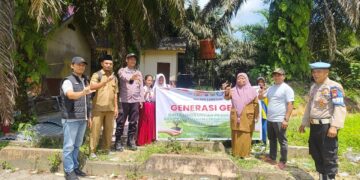 Polsek Langgam Tanam Pohon di SDN 012 Desa Tambak Dukung Program Penghijauan Kapolda Riau