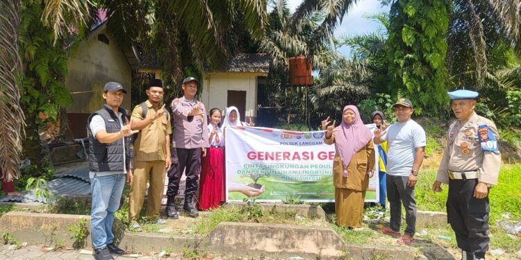 Polsek Langgam Tanam Pohon di SDN 012 Desa Tambak Dukung Program Penghijauan Kapolda Riau