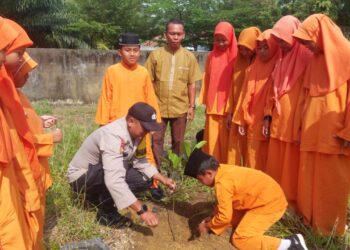Polsek Pangkalan Lesung dan Siswa SD Tanam Bibit Pohon Dukung Program Penghijauan Kapolda Riau