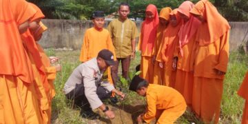 Polsek Pangkalan Lesung dan Siswa SD Tanam Bibit Pohon Dukung Program Penghijauan Kapolda Riau