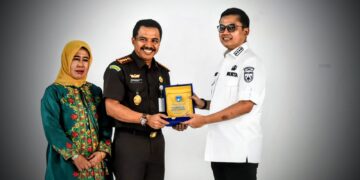 Perpisahan Kajari, Wali Kota Langsa Tukar Cinderamata