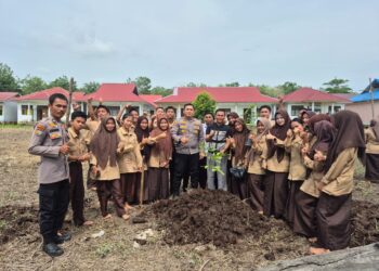 Polsek Teluk Meranti Gagas Green Policing dengan Penanaman Pohon di SMAN 3 Desa Kuala Panduk