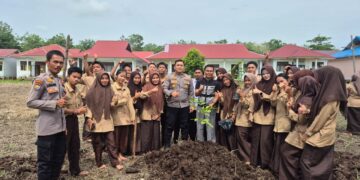 Polsek Teluk Meranti Gagas Green Policing dengan Penanaman Pohon di SMAN 3 Desa Kuala Panduk