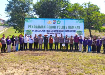 “Sinergi Polres Kampar dan STIE Bangkinang: Tanam Pohon, Edukasi Lingkungan, Wujudkan Kampus Asri dan Generasi Peduli Alam!”