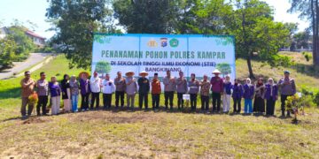 “Sinergi Polres Kampar dan STIE Bangkinang: Tanam Pohon, Edukasi Lingkungan, Wujudkan Kampus Asri dan Generasi Peduli Alam!”