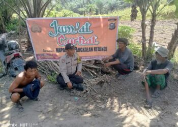 Polsek Pangkalan Kerinci Gelar ‘Jumat Curhat’, Bahas Kenakalan Remaja di Desa Makmur