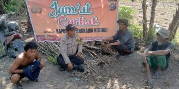 Polsek Pangkalan Kerinci Gelar ‘Jumat Curhat’, Bahas Kenakalan Remaja di Desa Makmur