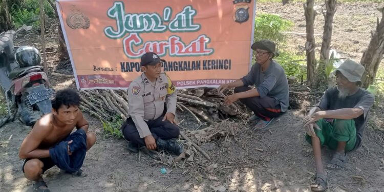 Polsek Pangkalan Kerinci Gelar ‘Jumat Curhat’, Bahas Kenakalan Remaja di Desa Makmur