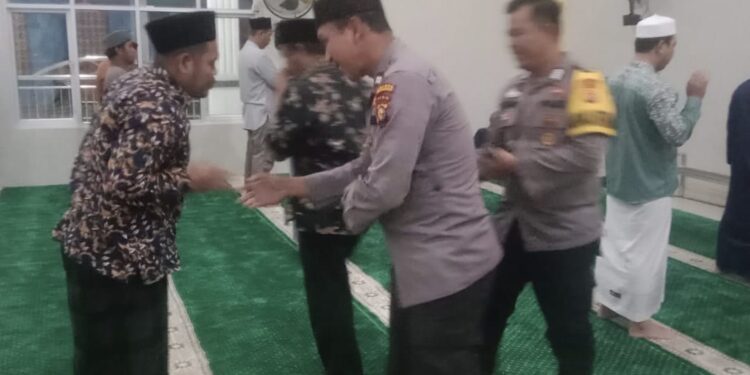 Polsek Pangkalan Lesung Gelar Sholat Magrib Berjamaah untuk Perkuat Harmoni Warga