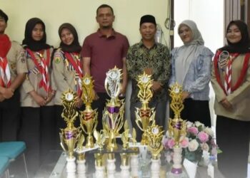 Pelatih Bersama Pembimbing Resmi Menyerahkan Piala SSCF Kepada Kepala Sekolah SMKN 1 Takengon