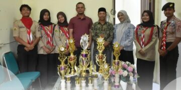 Pelatih Bersama Pembimbing Resmi Menyerahkan Piala SSCF Kepada Kepala Sekolah SMKN 1 Takengon