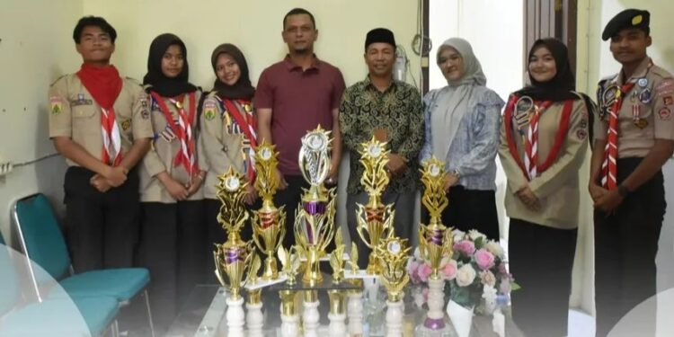 Pelatih Bersama Pembimbing Resmi Menyerahkan Piala SSCF Kepada Kepala Sekolah SMKN 1 Takengon