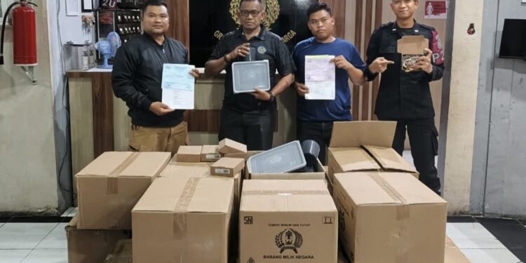 Karutan Takengon Rusli Terima Alat Makan Dan Minum Untuk WBP Dari Dirjenpas Aceh