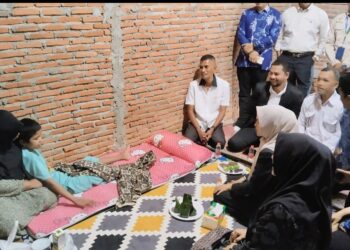 Ketua DPRK Langsa Kunjungi Anak Penderita Tumor Otak di Gampong Seuriget