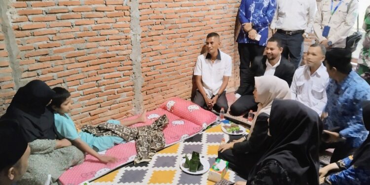 Ketua DPRK Langsa Kunjungi Anak Penderita Tumor Otak di Gampong Seuriget