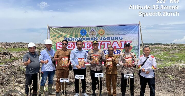 Polsek Langgam Tanam Jagung Bersama PT Agrita Sari Prima, Dukung Program Asta Cita Presiden