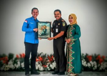 Ketua DPD KNPI Langsa Berikan Cinderamata Perpisahan untuk Kajari