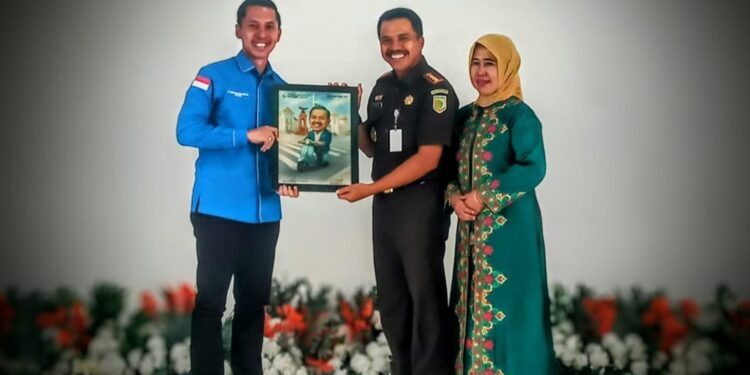 Ketua DPD KNPI Langsa Berikan Cinderamata Perpisahan untuk Kajari