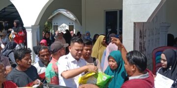 Program Jum’at Berkah Direktur PT Gren Palma Riau Jaya Pebriyan Winaldi di Desa Padang Mutung