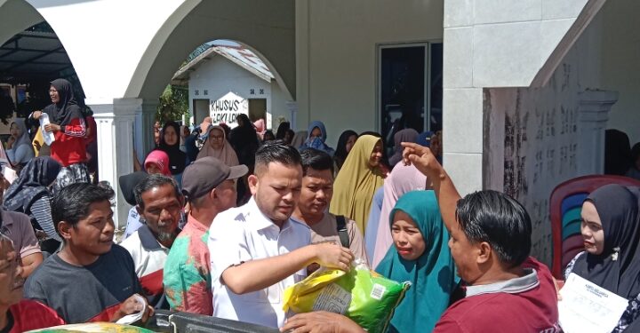Program Jum’at Berkah Direktur PT Gren Palma Riau Jaya Pebriyan Winaldi di Desa Padang Mutung