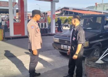 Polsek Bebesen Lakukan Pengaturan Arus Lalin Di Tiga SPBU, Demi Kelancaran dan Kenyamanan