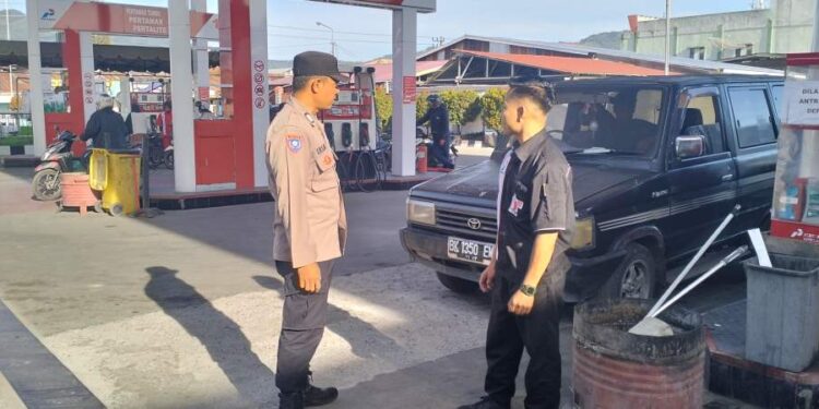 Polsek Bebesen Lakukan Pengaturan Arus Lalin Di Tiga SPBU, Demi Kelancaran dan Kenyamanan