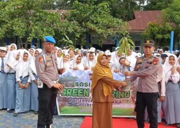 Polsek Perhentian Raja Gelar Aksi Green Policing dan Sosialisasi Anti-Narkoba  Di SMAN 1