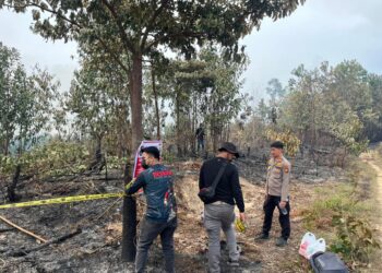 Polsek Ukui Tegaskan Langkah Pencegahan Karhutla Lewat Pemasangan Police Line di Area Bekas Terbakar